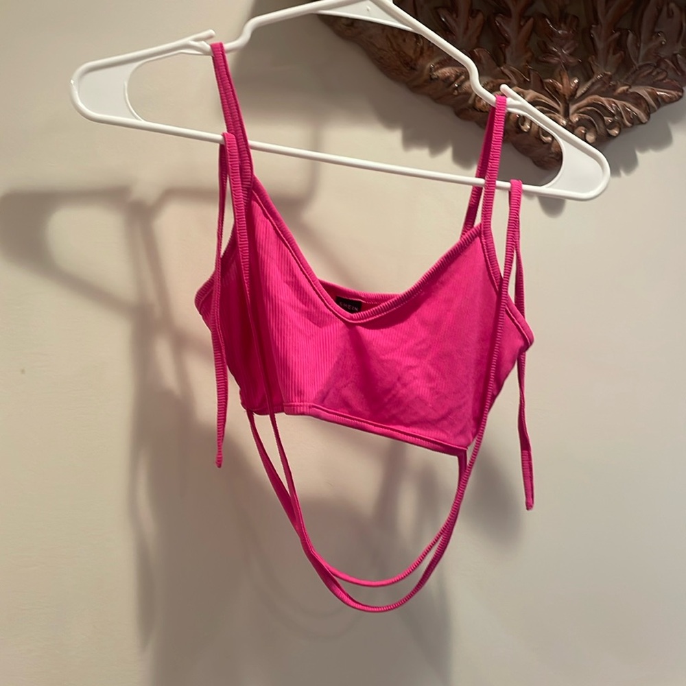 Cropped tank. Crisscross straps on belly and tie at back